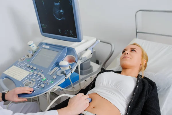 Arzt macht Patientinnen Bauch-Ultraschall. — Stockfoto