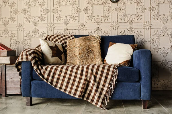 Régi vintage kanapé gyönyörű szép párnák és szőrme — Stock Fotó