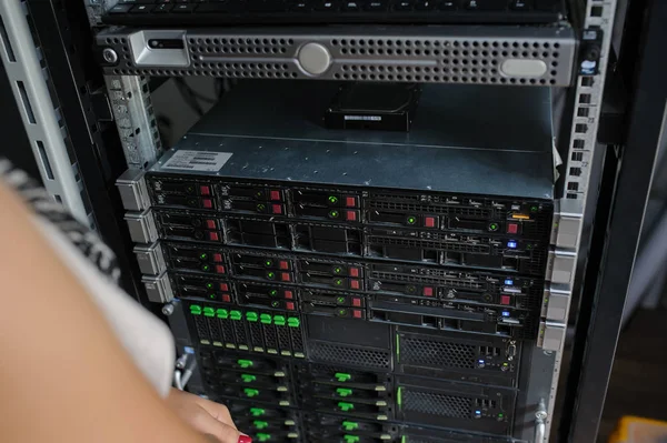 Sala do servidor em datacenter — Fotografia de Stock