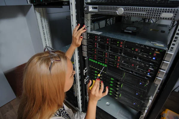 Close-up van jonge vrouw ingenieur het in een serverruimte — Stockfoto