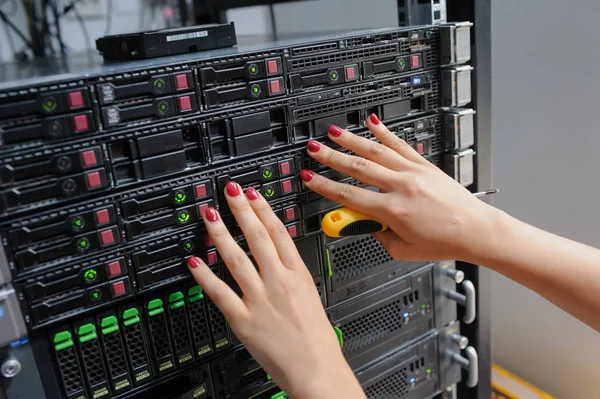 Close-up van jonge vrouw ingenieur het in een serverruimte — Stockfoto