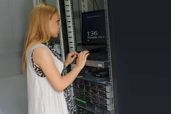 年轻女子工程师它在数据中心服务器 roo 技术员 — 图库照片