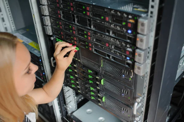 A datacenter kiszolgáló helyiség — Stock Fotó