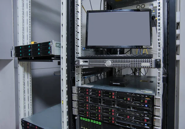 Serverruimte in het datacenter. — Stockfoto