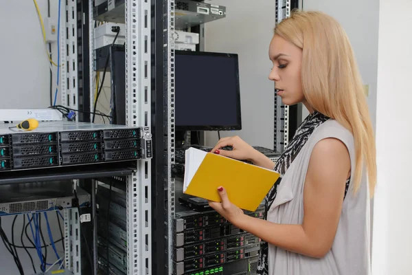 Mujer joven ingeniero Es técnico —  Fotos de Stock