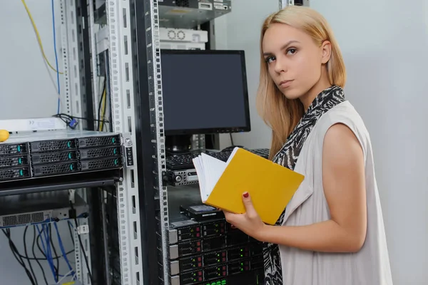 Mujer joven ingeniero Es técnico —  Fotos de Stock