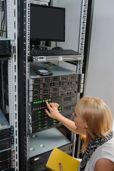 Jonge vrouw ingenieur het technicus — Stockfoto