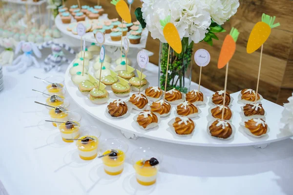 Gyümölcs kisselek szemüveg és édes sütemények — Stock Fotó