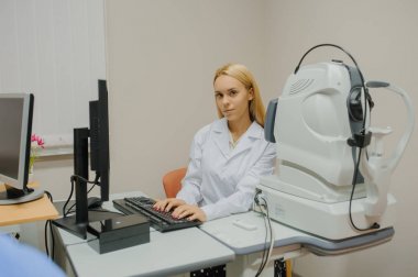 Genç güzel doktor/göz uzmanı/gözlükçü portresi