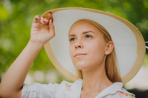 Jeune belle femme sexy avec chapeau blanc en plein air — Photo