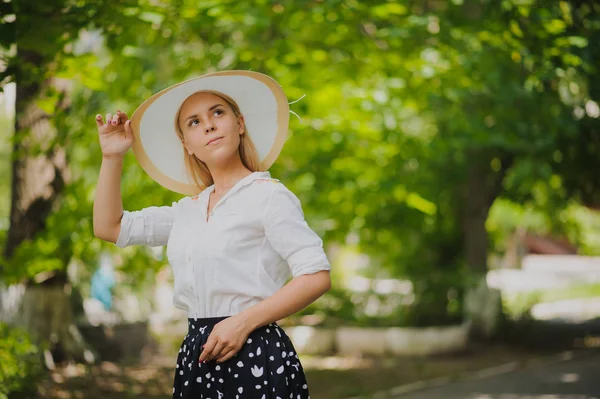 Jeune belle femme sexy avec chapeau blanc en plein air — Photo