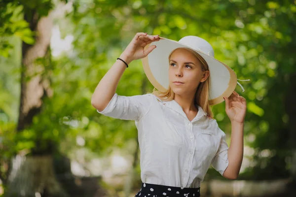 Jeune belle femme sexy avec chapeau blanc en plein air — Photo