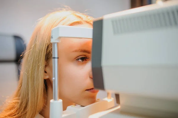 Close-up van de kop van jonge patiënt correctie in een niet-mydriatic retinale ca — Stockfoto