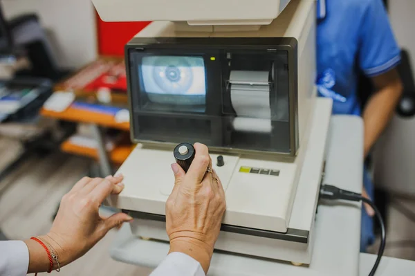 Primo piano di oculista / optometrista / oftalmologo esaminando un — Foto Stock