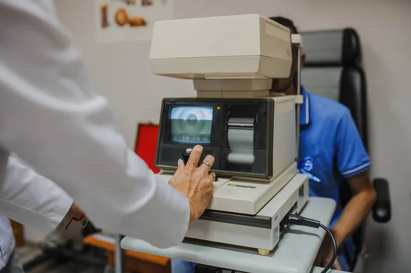 Primo piano di oculista / optometrista / oftalmologo esaminando un — Foto Stock