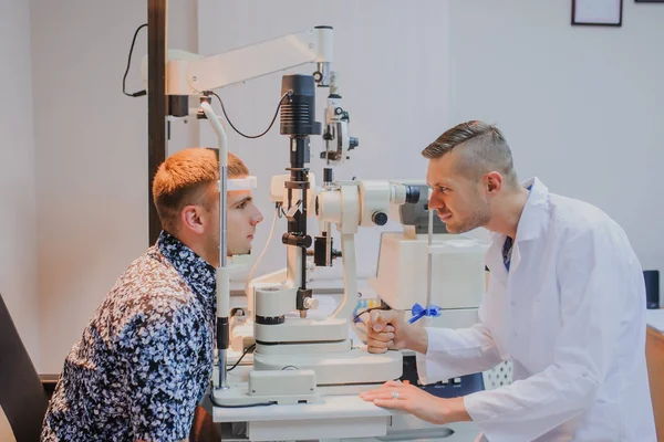 Giovane bel medico / oculista / optometrista in un oftalmo — Foto Stock