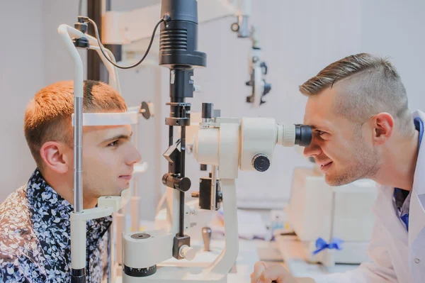 Giovane bel medico / oculista / optometrista in un oftalmo — Foto Stock