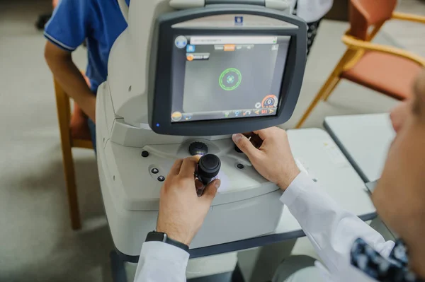 Genç güzel doktor/göz uzmanı/gözlükçü, yakın çekim