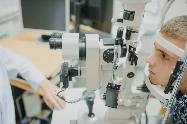 Jonge mooie twee artsen /eye specialist/optometrist in een op — Stockfoto