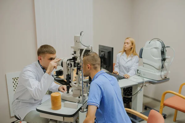 Junge schöne Ärztin / Augenärztin / Augenoptikerin im Augenarzt — Stockfoto