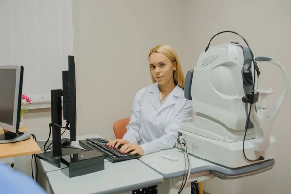 Ritratto di Giovane bella medico / oculista / optometrista in — Foto Stock