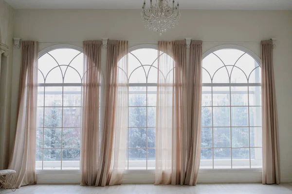 Üres fehér szobában nagy ablakok — Stock Fotó