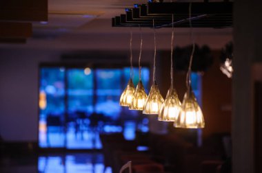 Avize içinde hafif bir bir restoran