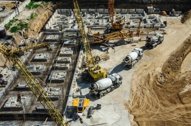 karıştırıcılar ve bir inşaat sahasında vinç