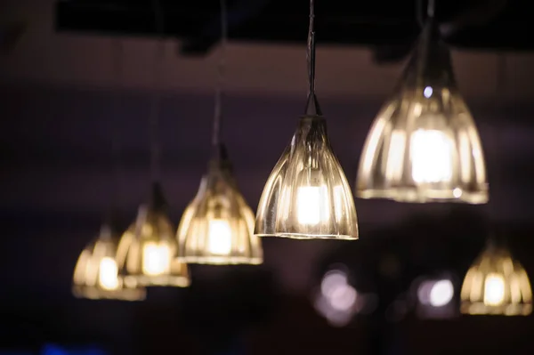 Светильник для люстр в ресторане — стоковое фото
