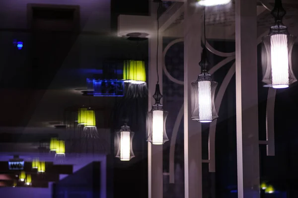 Lustre luz em um restaurante — Fotografia de Stock