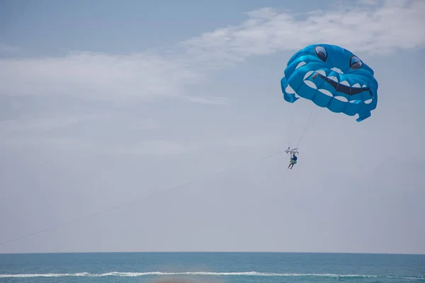 Hombre con el paracaídas azul — Foto de Stock