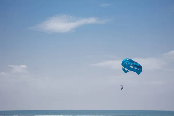 Hombre con el paracaídas azul — Foto de Stock