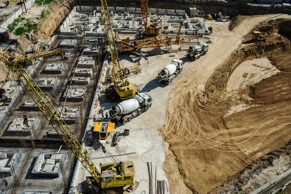 Mezcladores y grúas en una obra de construcción —  Fotos de Stock