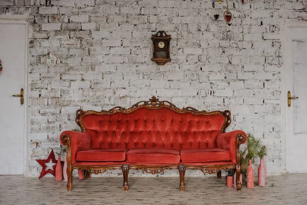Vintage sofá rojo real en una habitación —  Fotos de Stock