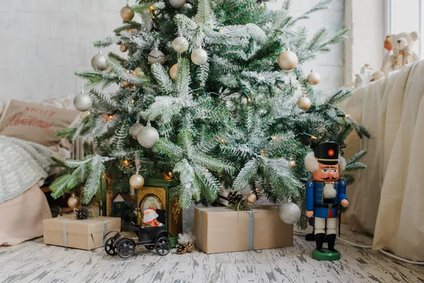 Fechar árvore de Natal com presentes — Fotografia de Stock