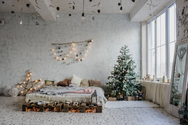 Quarto vintage branco, decorado para o Natal — Fotografia de Stock