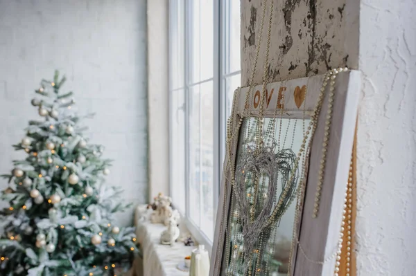 Noel ağacı ve eski mi dekore edilmiş vintage tarzı iç — Stok fotoğraf