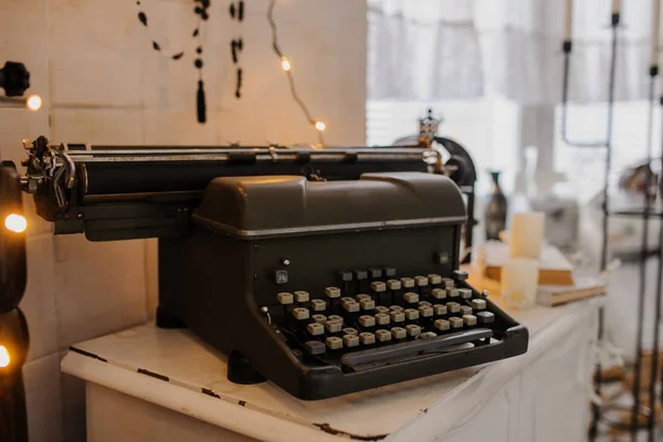 Vintage Starý psací stroj v bílý interiér — Stock fotografie