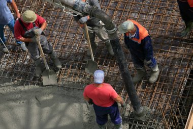 Kırmızı gömlek inşaatçılar inşaat İnşaat sitesinde