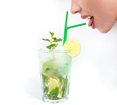 Kadının dudakları bir tropikal mojito kokteyl zevk
