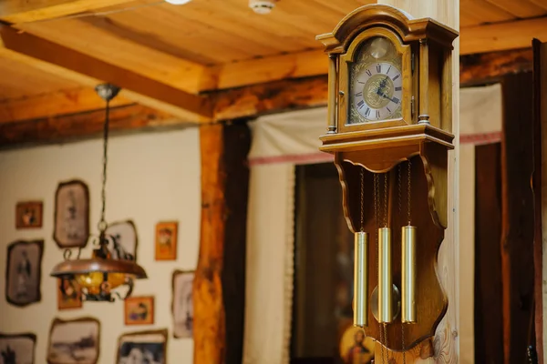 Reloj de madera anticuario con péndulo —  Fotos de Stock