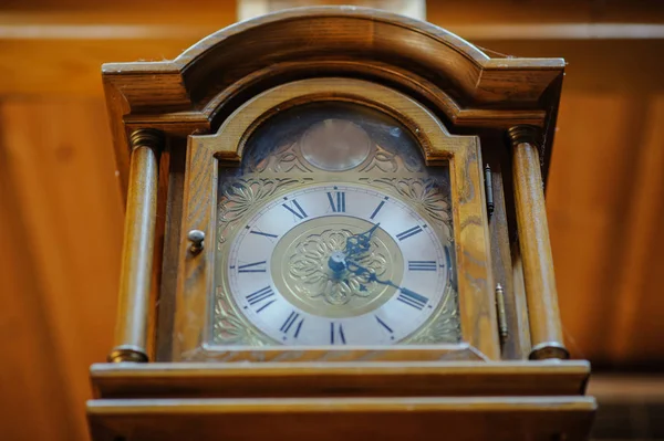 Антикваріатський дерев'яний годинник з маятником — стокове фото