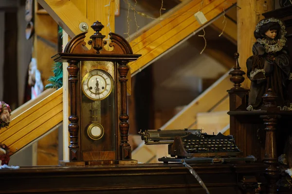 Reloj de madera anticuario con péndulo —  Fotos de Stock