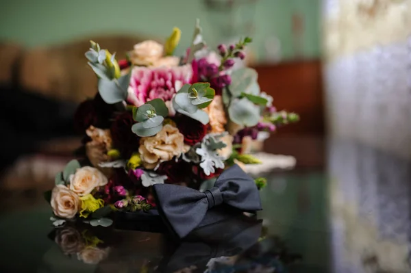 Hochzeitsstrauß mit Blumen auf dem Glastisch — Stockfoto