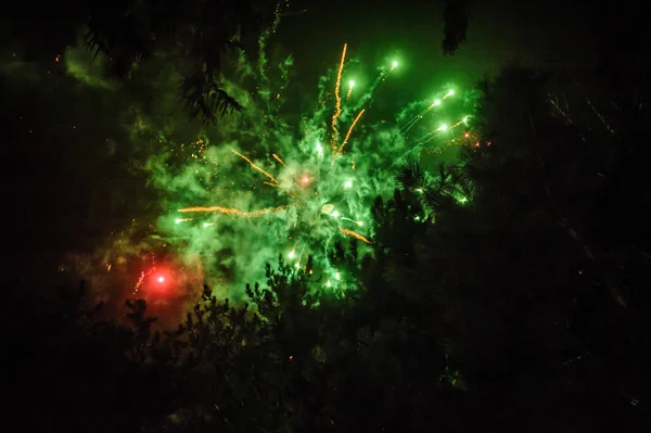 Bela exibição de fogos de artifício coloridos para celebração em bac escuro — Fotografia de Stock