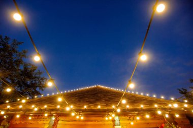 Retro çatı dekorasyonu ampul ışıkları ile 