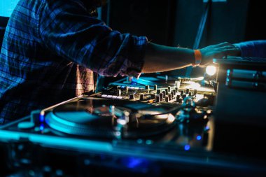 Modern oynayın parti müzik dj kontrol panelinin yakın çekim