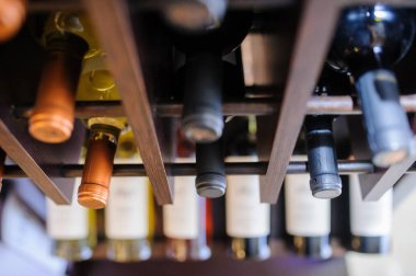 Birçok şarap şişe şarap raflar. 