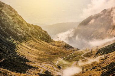 Yılan gibi eğri dağ yolu yüksek noktasından atış.