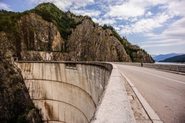 Yeşil Göl ile dağları arasında Barajı 